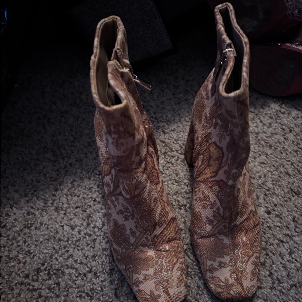 Elegant Floral Patterned Ankle Boots